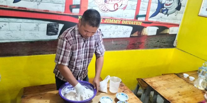 Salah satu karyawan Pempek Jimmy Devaten sedang membuat olahan bahan pempek, Kamis (3/8/2023). Foto : Sumselheadline/pitria