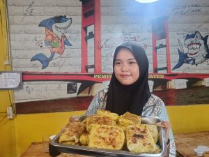 Pempek lenggang Jimmy Devaten yang laris manis. Foto : Sumselheadline/Pitria