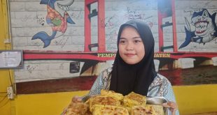 Pempek lenggang Jimmy Devaten yang laris manis. Foto : Sumselheadline/Pitria