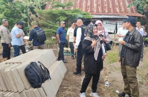 Kuasa hukum penggugat rekonvensi, Lisa Merida, SH bersama tim saat berada di lokasi sengketa di Bukit Sangkal, Kalidoni, Palembang, Kamis (3/8/2023). Foto : Sumselheadline/Ela