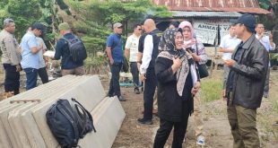 Kuasa hukum penggugat rekonvensi, Lisa Merida, SH bersama tim saat berada di lokasi sengketa di Bukit Sangkal, Kalidoni, Palembang, Kamis (3/8/2023). Foto : Sumselheadline/Ela