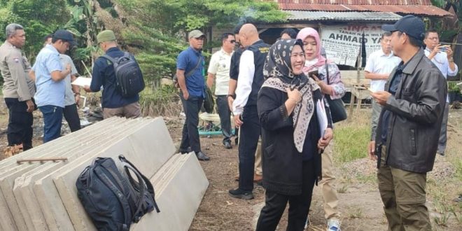 Kuasa hukum penggugat rekonvensi, Lisa Merida, SH bersama tim saat berada di lokasi sengketa di Bukit Sangkal, Kalidoni, Palembang, Kamis (3/8/2023). Foto : Sumselheadline/Ela