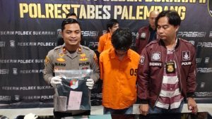 Aldi ditangkap polisi karena membawa kabur hp dan uang teman wanitanya, Kamis (3/8/2023). Foto : Sumselheadline/Ela