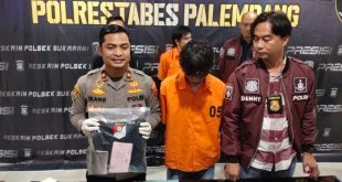Aldi ditangkap polisi karena membawa kabur hp dan uang teman wanitanya, Kamis (3/8/2023). Foto : Sumselheadline/Ela