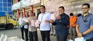 Jajaran Polrestabes Palembang pers konfrence penangkapan dua kepala gudang yang gelapkan pupuk, Kamis (3/8/2023). Foto : Sumselheadline/Ela