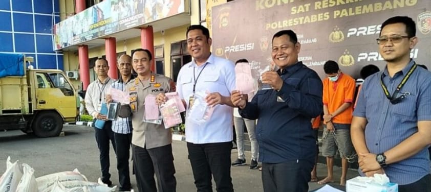 Jajaran Polrestabes Palembang pers konfrence penangkapan dua kepala gudang yang gelapkan pupuk, Kamis (3/8/2023). Foto : Sumselheadline/Ela