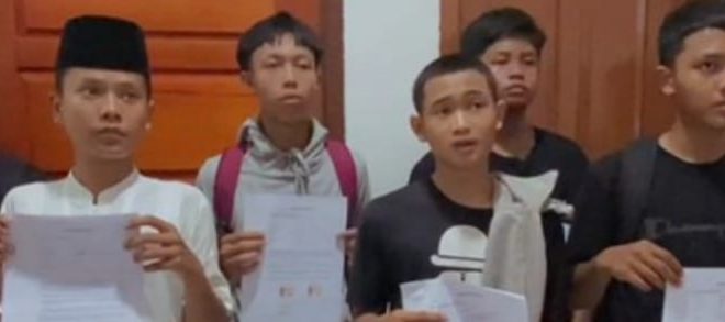 Sejumlah pelajar yang diamankan polisi membuat pernyataan untuk tidak lagi bolos sekolah dan tak melakukan tawuran, Sabtu (5/8/2023). Foto : Sumselheadline/Ela