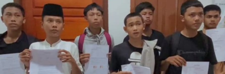 Sejumlah pelajar yang diamankan polisi membuat pernyataan untuk tidak lagi bolos sekolah dan tak melakukan tawuran, Sabtu (5/8/2023). Foto : Sumselheadline/Ela