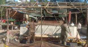 Aparat membongkar paksa tempat penyulingan minyak di Desa Pantai, Rupit, Muratara, Sabtu (5/8/2023). Foto : Dok Polres Muratara