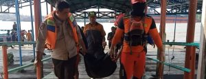 Seorang remaja yang sempat hilang tenggelam di Sungai Musi, ditemukan tim Basarnas sudah meninggal dunia, Sabtu (5/8/2023). Foto : Sumselheadline/Ela