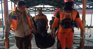 Seorang remaja yang sempat hilang tenggelam di Sungai Musi, ditemukan tim Basarnas sudah meninggal dunia, Sabtu (5/8/2023). Foto : Sumselheadline/Ela