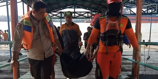 Seorang remaja yang sempat hilang tenggelam di Sungai Musi, ditemukan tim Basarnas sudah meninggal dunia, Sabtu (5/8/2023). Foto : Sumselheadline/Ela