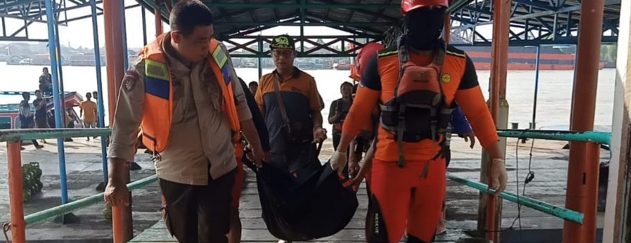 Seorang remaja yang sempat hilang tenggelam di Sungai Musi, ditemukan tim Basarnas sudah meninggal dunia, Sabtu (5/8/2023). Foto : Sumselheadline/Ela