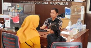 Firga Wenti, melapor ke Polrestabes Palembang karena diperas juru parkir di bawah Jembatan Ampera, Senin (7/8/2023). Foto : Sumselheadline/Ela