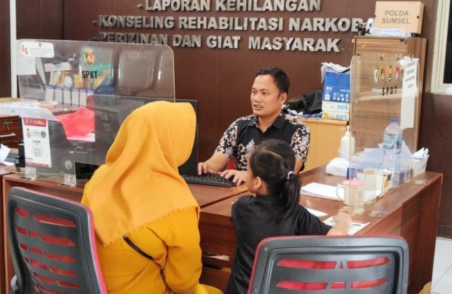 Firga Wenti, melapor ke Polrestabes Palembang karena diperas juru parkir di bawah Jembatan Ampera, Senin (7/8/2023). Foto : Sumselheadline/Ela