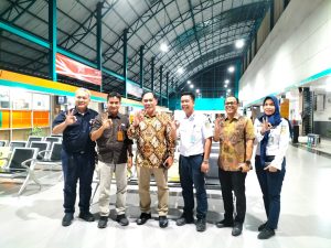 Pengamat Kebijakan Publik, Bambang Haryo Soekartono (BHS) saat melakukan kunjungan ke Stasiun Kertapati Kota Palembang, Sabtu malam (5/8/2023). Foto : Dok Pribadi