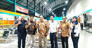 Pengamat Kebijakan Publik, Bambang Haryo Soekartono (BHS) saat melakukan kunjungan ke Stasiun Kertapati Kota Palembang, Sabtu malam (5/8/2023). Foto : Dok Pribadi