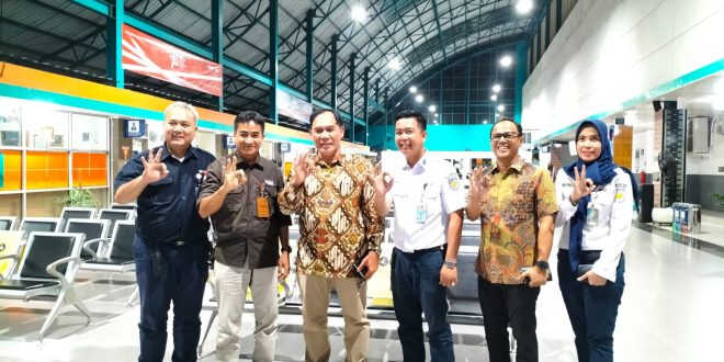 Pengamat Kebijakan Publik, Bambang Haryo Soekartono (BHS) saat melakukan kunjungan ke Stasiun Kertapati Kota Palembang, Sabtu malam (5/8/2023). Foto : Dok Pribadi