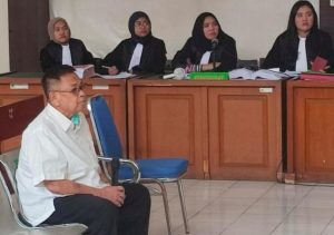 Almarhum Iriadi, terdakwa kasus dugaan korupsi di Bawaslu, saat mengikuti sidang di PN Palembang beberapa waktu lalu. Foto : Dok Sumselheadline