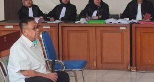 Almarhum Iriadi, terdakwa kasus dugaan korupsi di Bawaslu, saat mengikuti sidang di PN Palembang beberapa waktu lalu. Foto : Dok Sumselheadline