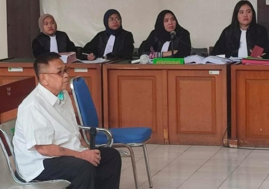 Almarhum Iriadi, terdakwa kasus dugaan korupsi di Bawaslu, saat mengikuti sidang di PN Palembang beberapa waktu lalu. Foto : Dok Sumselheadline
