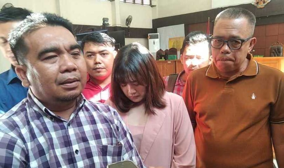 Tim kuasa hukum almarhum Iriadi, melapor ke Polda atas meninggalnya kliennya yang dinilai janggal, Senin (7/8/2023). Foto : Sumselheadline/Ela