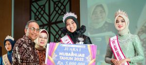 Pj Bupat Muba, Apriyadi bersama istri Asna Aina bersama juara kontes Muba Hijab 2023, Selasa (8/8/2023). Foto : Dinkominfo Muba