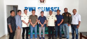 Pengurus ABUJAPI Sumsel bersilaturahim dengan Ketua PWI Sumsel, Firdaus Komar, Selasa (8/8/2023). Foto : Sumselheadline/Ela