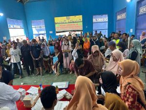 Suasana pembagian buku rekening program Bantu Umak di Kota Sekayu, Selasa (8/8/2023). Foto : Dinkominfo Muba