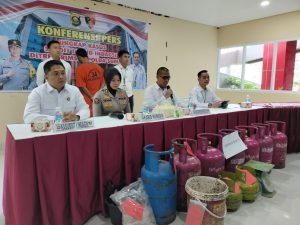 Tim Ditreskrim Polda Sumsel pers rilis tentang penangkapan pelaku pengoplosan gas elpiji di Muaraenim, Rabu (9/8/2023). Foto : Sumselheadline/Ela
