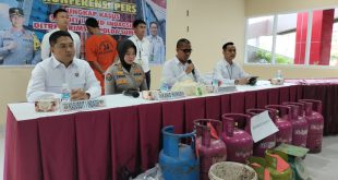 Tim Ditreskrim Polda Sumsel pers rilis tentang penangkapan pelaku pengoplosan gas elpiji di Muaraenim, Rabu (9/8/2023). Foto : Sumselheadline/Ela