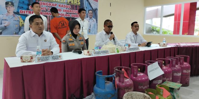 Tim Ditreskrim Polda Sumsel pers rilis tentang penangkapan pelaku pengoplosan gas elpiji di Muaraenim, Rabu (9/8/2023). Foto : Sumselheadline/Ela