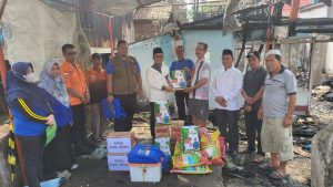 Plt Camat Sekayu, Edi Haryanto mewakili Pemkab Muba memberikan bantuan korban kebakaran di Kayuara, Sekayu, Sabtu (12/8/2023). Foto : Dinkominfo Muba