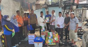 Plt Camat Sekayu, Edi Haryanto mewakili Pemkab Muba memberikan bantuan korban kebakaran di Kayuara, Sekayu, Sabtu (12/8/2023). Foto : Dinkominfo Muba
