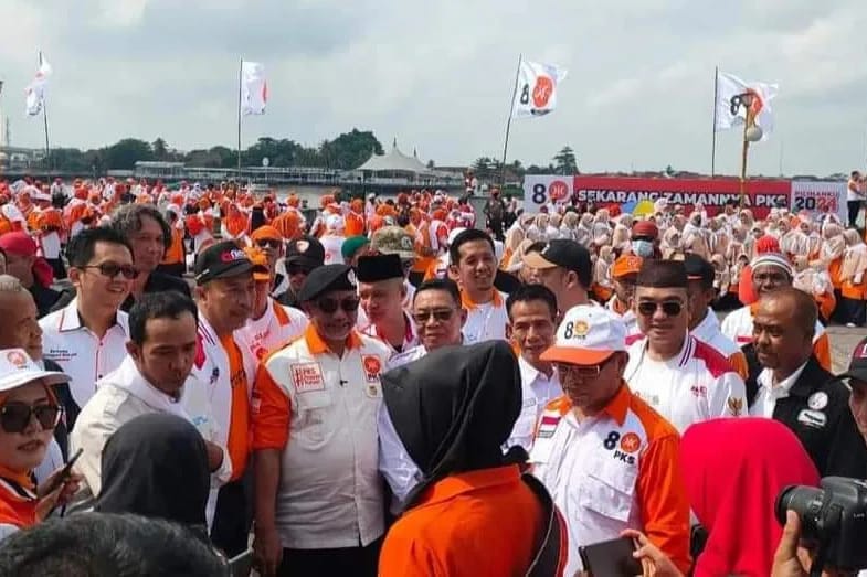 Ketua PKS Sumsel, M Toha mendampingi Presiden PKS Ahmad Syaikhu jelang apel siaga pemenangan PKS di pelataran PKB Palembang. Foto : Dok PKS Sumsel.