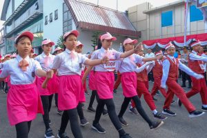 Para siswi tampak semangat ikut lomba baris berbaris di Kota Sekayu, Selasa (15/8/2023). Foto : Dinkominfo Muba