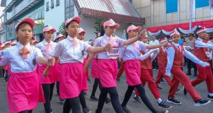 Para siswi tampak semangat ikut lomba baris berbaris di Kota Sekayu, Selasa (15/8/2023). Foto : Dinkominfo Muba