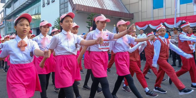 Para siswi tampak semangat ikut lomba baris berbaris di Kota Sekayu, Selasa (15/8/2023). Foto : Dinkominfo Muba