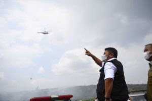Gubernur Sumsel Herman Deru memerintahkan kerahkan helikopter padamkan api di lahan TPA Sukawinatan Palembang, Selasa (15/8/2023). Foto : Humas Pemprov Sumsel