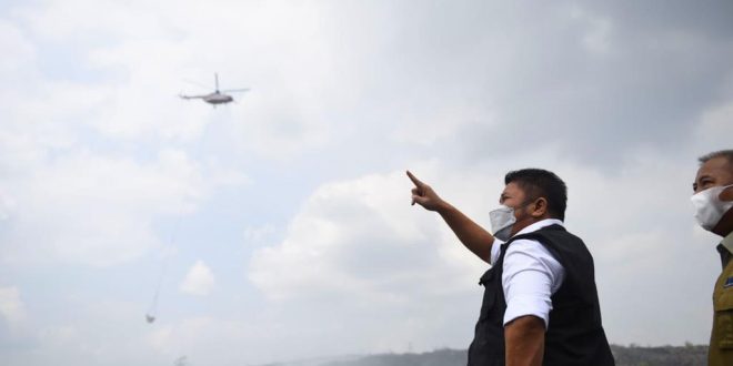 Gubernur Sumsel Herman Deru memerintahkan kerahkan helikopter padamkan api di lahan TPA Sukawinatan Palembang, Selasa (15/8/2023). Foto : Humas Pemprov Sumsel