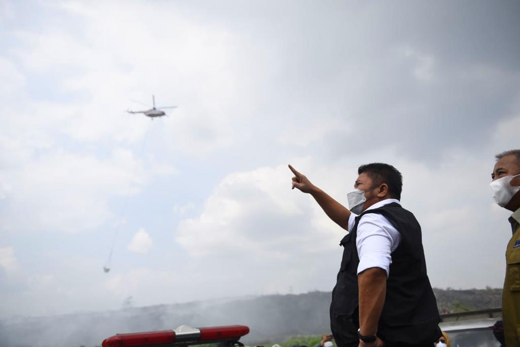 Gubernur Sumsel Herman Deru memerintahkan kerahkan helikopter padamkan api di lahan TPA Sukawinatan Palembang, Selasa (15/8/2023). Foto : Humas Pemprov Sumsel