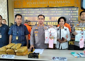 Jajaran Polrestabes Palembang mengamankan 9 kg sabu dan tersangka Erlangga, Selasa (15/8/2023). Foto : Sumselheadline/Ela