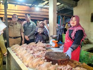 Pedagang ayam potong di Pasar Km5 Palembang, Rabu (23/8/2023). Sumselheadline/pitria