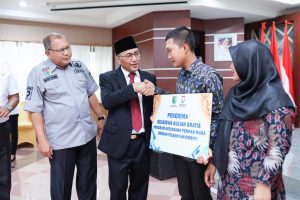 Pj Bupati Muba, Apriyadi melepas 18 putra terbaik Muba untuk menempuh pendidikan di Telkom University Bandung, Rabu (23/8/2023). Foto : Dinkominfo Muba