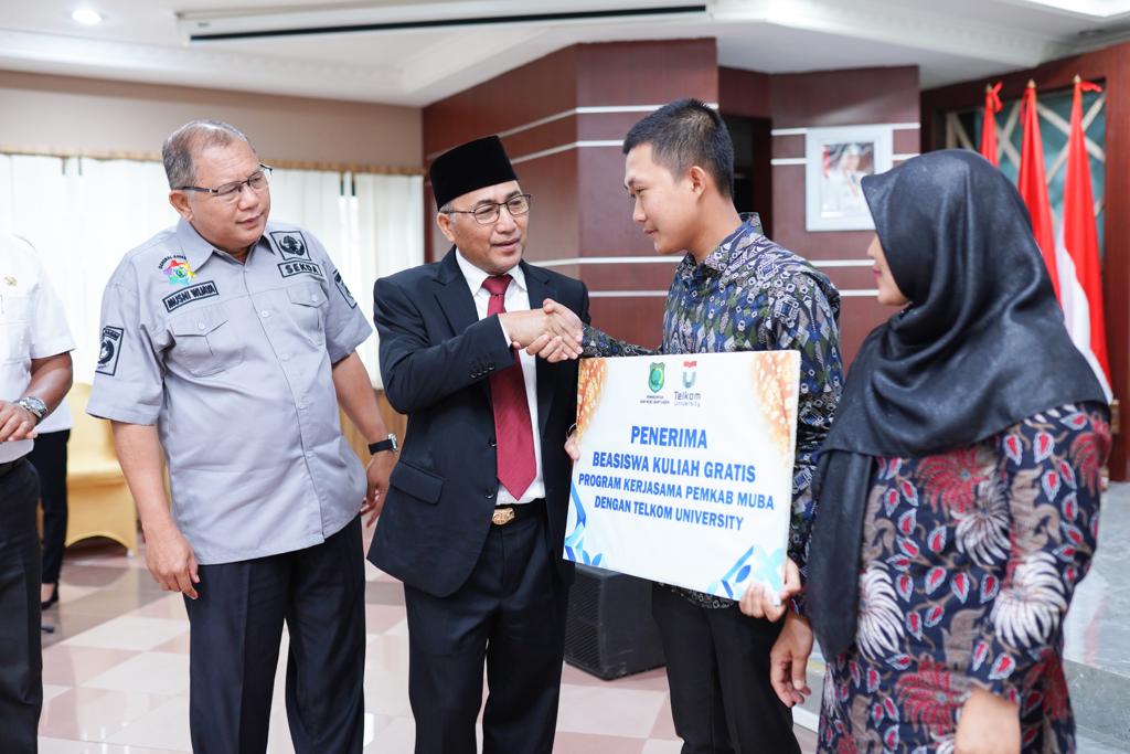 Pj Bupati Muba, Apriyadi melepas 18 putra terbaik Muba untuk menempuh pendidikan di Telkom University Bandung, Rabu (23/8/2023). Foto : Dinkominfo Muba