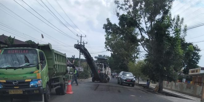 Jalan-jalan di Kota Sekayu kini terus diperbaiki, Kamis (24/8/2023). Foto : Dinkominfo Muba