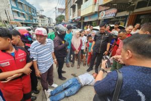 Pencopet terkapar usai diamuk massa di Jl Kol Atmo Palembang, Kamis (24/8/2023). Foto : Sumselheadline/Ela