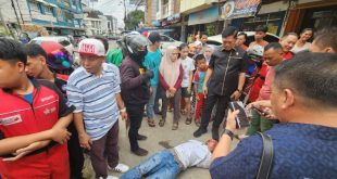 Pencopet terkapar usai diamuk massa di Jl Kol Atmo Palembang, Kamis (24/8/2023). Foto : Sumselheadline/Ela