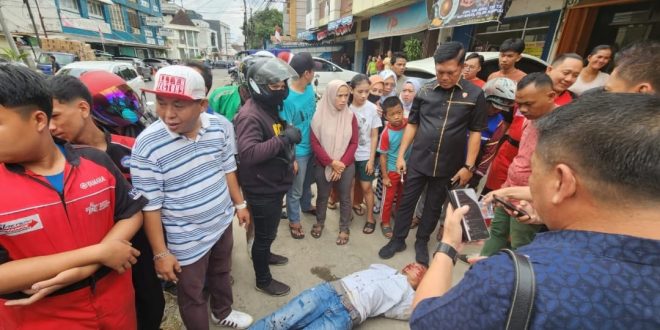Pencopet terkapar usai diamuk massa di Jl Kol Atmo Palembang, Kamis (24/8/2023). Foto : Sumselheadline/Ela