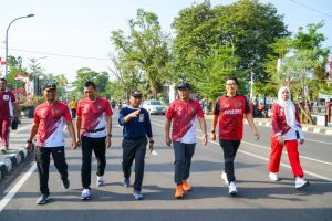 Pj Bupati Muba, Apriyadi jalan sehat bersama Forkopimda dan warga, Jumat (25/8/2023) pagi. Foto : Dinkominfo Muba